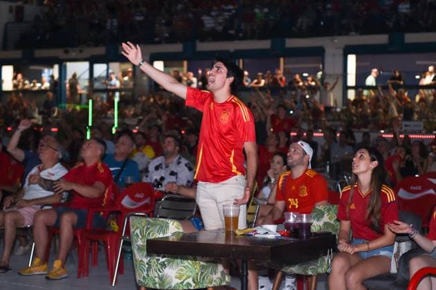 (240706) -- MADRID, July 6, 2024 -- Fans of Spain react as they watch a live broadcast of the UEFA EURO, EM, Europameisterschaft,Fussball 2024 quarter-final match between Spain and Germany at the Ice Palace in Madrid, Spain on July 5, 2024. (Photo by Xinhua) (SP)SPAIN-MADRID-FOOTBALL-EURO 2024-SPAIN VS GERMANY-FANS GustavoxValiente 
