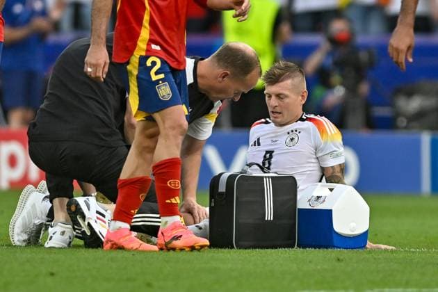 Toni Kroos 8 (Germany) verletzt (Wadenkrampf) am Boden mit Sanitäter 05.07.2024 Fussball Europameisterschaft in Deutschland Spanien vs Deutschland , Neckarpark Stadion, Stuttgart, Baden Württemberg Germany