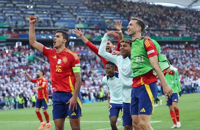(240706) -- STUTTGART, July 6, 2024 -- Players of Spain celebrate after the UEFA EURO, EM, Europameisterschaft,Fussball 2024 quarter-final match between Spain and Germany in Stuttgart, Germany on July 5, 2024. ) (SP)GERMANY-STUTTGART-FOOTBALL-EURO 2024-QUARTER FINAL-SPAIN VS GERMANY BaixXuefei 