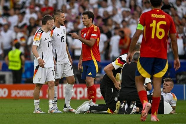 Toni Kroos 8 (Germany) verletzt mit Wadenkrampf am Boden vom Sanitäter behandelt 05.07.2024 Fussball Europameisterschaft in Deutschland Spanien vs Deutschland , Neckarpark Stadion, Stuttgart, Baden Württemberg Germany