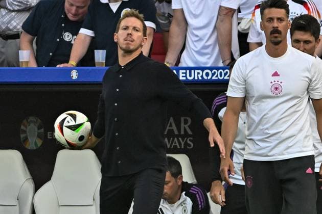 Julian Nagelsmann (Cheftrainer Deutschland) wirft selbst den Ball zu den Spaniern von Spaniern um einer Verzögerung entgegen zu wirken. 05.07.2024 Fussball Europameisterschaft in Deutschland Spanien vs Deutschland , Neckarpark Stadion, Stuttgart, Baden Württemberg Germany