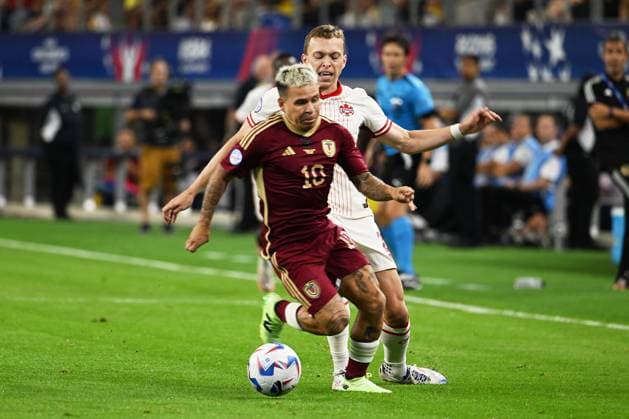 RECORD DATE NOT STATED Copa America USA 2024 Venezuela vs Canada - Quarter-final Jefferson Soteldo (L) of Venezuela fights for the ball with Alistair Johnston (R) of Cabana during the CONMEBOL Copa America 2024 Quarter-final match between Venezuela and Canada, at AT-T Stadium, on July 05, 2024 in Arlington, Texas, United States. ARLINGTON TEXAS UNITED STATES  Copyright: xDavidxLeahx 20240705200931_CA_QF_2024_VEN_CAN_SOTELDO62
