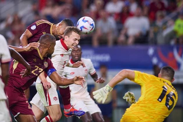 RECORD DATE NOT STATED Copa America USA 2024 Venezuela vs Canada - Quarter-final Alexander Callens (L) of Venezuela fights for the ball with Alistair Johnston (R) of Canada during the CONMEBOL Copa America 2024 Quarter-final match between Venezuela and Canada, at AT-T Stadium, on July 05, 2024 in Arlington, Texas, United States. ARLINGTON TEXAS UNITED STATES  Copyright: xJosexLuisxMelgarejox 20240705202830_CA_QF_2024_VEN_CAN_CALLENS95