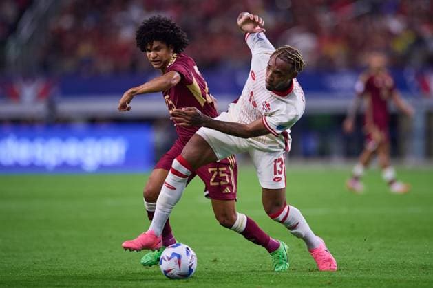 RECORD DATE NOT STATED Copa America USA 2024 Venezuela vs Canada - Quarter-final Eduard Bello (L) of Venezuela fights for the ball with Derek Cornelius (R) of Canada during the CONMEBOL Copa America 2024 Quarter-final match between Venezuela and Canada, at AT-T Stadium, on July 05, 2024 in Arlington, Texas, United States. ARLINGTON TEXAS UNITED STATES  Copyright: xJosexLuisxMelgarejox 20240705203333_CA_QF_2024_VEN_CAN_CORNELIUS107
