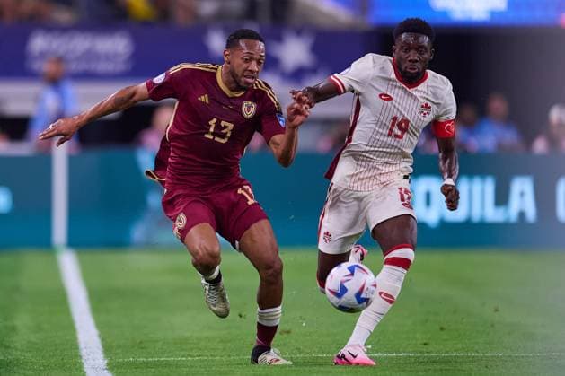RECORD DATE NOT STATED Copa America USA 2024 Venezuela vs Canada - Quarter-final Jose Martinez (L) of Venezuela fights for the ball with Alphonso Davies (R) of Canada during the CONMEBOL Copa America 2024 Quarter-final match between Venezuela and Canada, at AT-T Stadium, on July 05, 2024 in Arlington, Texas, United States. ARLINGTON TEXAS UNITED STATES  Copyright: xJosexLuisxMelgarejox 20240705203336_CA_QF_2024_VEN_CAN_DAVIES109