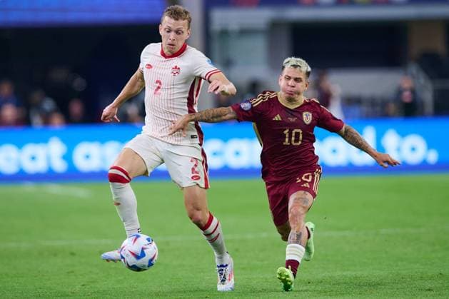 RECORD DATE NOT STATED Copa America USA 2024 Venezuela vs Canada - Quarter-final Alistair Johnston (L) of Canada fights for the ball with Yeferson Soteldo (R) of Venezuela during the CONMEBOL Copa America 2024 Quarter-final match between Venezuela and Canada, at AT-T Stadium, on July 05, 2024 in Arlington, Texas, United States. ARLINGTON TEXAS UNITED STATES  Copyright: xJorgexMartinezx 20240705203553_CA_QF_2024_VEN_CAN_JOHNSTON111