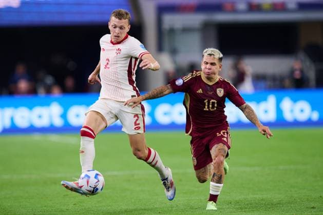 RECORD DATE NOT STATED Copa America USA 2024 Venezuela vs Canada - Quarter-final Alistair Johnston (L) of Canada fights for the ball with Yeferson Soteldo (R) of Venezuela during the CONMEBOL Copa America 2024 Quarter-final match between Venezuela and Canada, at AT-T Stadium, on July 05, 2024 in Arlington, Texas, United States. ARLINGTON TEXAS UNITED STATES  Copyright: xJorgexMartinezx 20240705210430_CA_QF_2024_VEN_CAN_JOHNSTON163