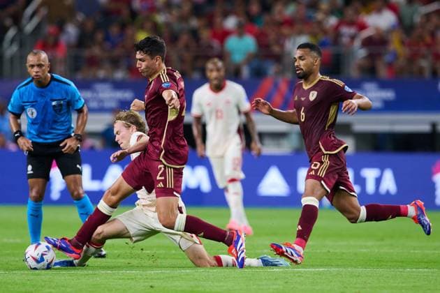 RECORD DATE NOT STATED Copa America USA 2024 Venezuela vs Canada - Quarter-final Jacob Shaffelburg (L) of Canada fights for the ball with Nahuel Ferraresi (R) of Venezuela during the CONMEBOL Copa America 2024 Quarter-final match between Venezuela and Canada, at AT-T Stadium, on July 05, 2024 in Arlington, Texas, United States. ARLINGTON TEXAS UNITED STATES  Copyright: xJorgexMartinezx 20240705210432_CA_QF_2024_VEN_CAN_FERRARESI164