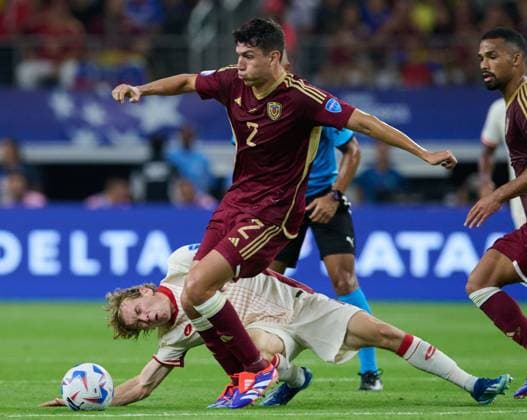 RECORD DATE NOT STATED Copa America USA 2024 Venezuela vs Canada - Quarter-final Jacob Shaffelburg (L) of Canada fights for the ball with Nahuel Ferraresi (R) of Venezuela during the CONMEBOL Copa America 2024 Quarter-final match between Venezuela and Canada, at AT-T Stadium, on July 05, 2024 in Arlington, Texas, United States. ARLINGTON TEXAS UNITED STATES  Copyright: xJorgexMartinezx 20240705210436_CA_QF_2024_VEN_CAN_FERRARESI165
