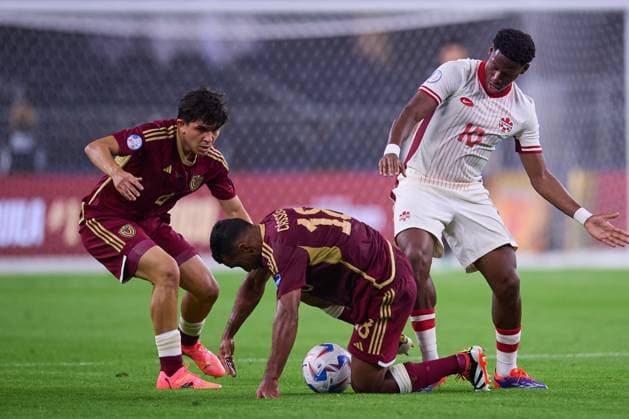 RECORD DATE NOT STATED Copa America USA 2024 Venezuela vs Canada - Quarter-final Jon Aramburu, Cristian Casseres of Venezuela and Jonathan David of Canada during the CONMEBOL Copa America 2024 Quarter-final match between Venezuela and Canada, at AT-T Stadium, on July 05, 2024 in Arlington, Texas, United States. ARLINGTON TEXAS UNITED STATES  Copyright: xJosexLuisxMelgarejox 20240705211126_CA_QF_2024_VEN_CAN_CASSERES187