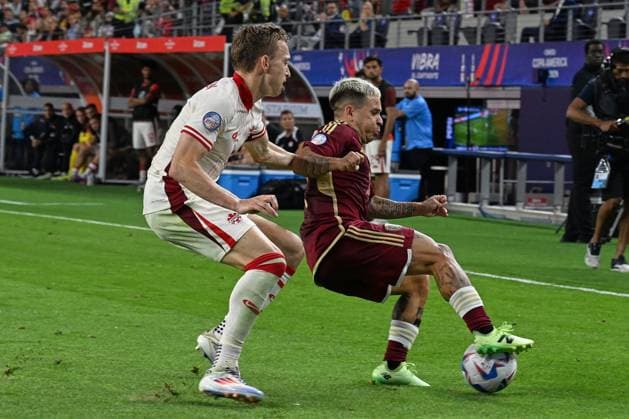 RECORD DATE NOT STATED Copa America USA 2024 Venezuela (4p) 1-1 (3p) Canada - Quarter-final Alistair Johnston (L) of Canada fights for the ball with Yeferson Soteldo (R) of Venezuela during the CONMEBOL Copa America 2024 Quarter-final match between Venezuela and Canada, at AT-T Stadium, on July 05, 2024 in Arlington, Texas, United States. ARLINGTON TEXAS UNITED STATES  Copyright: xDavidxLeahx 20240705211518_CA_QF_2024_VEN_CAN_SOTELDO192