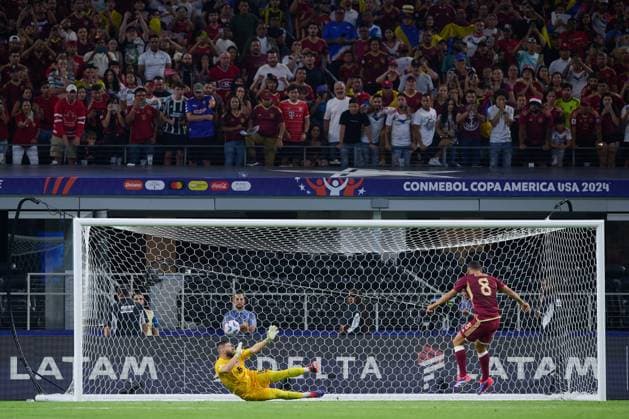 RECORD DATE NOT STATED Copa America USA 2024 Venezuela vs Canada - Quarter-final Maxime Crepeau of Canada and Romas Rincon of Venezuela during the CONMEBOL Copa America 2024 Quarter-final match between Venezuela and Canada, at AT-T Stadium, on July 05, 2024 in Arlington, Texas, United States. ARLINGTON TEXAS UNITED STATES  Copyright: xJorgexMartinezx 20240705221312_CA_QF_2024_VEN_CAN_RINCON300