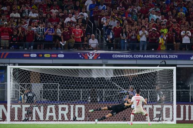RECORD DATE NOT STATED Copa America USA 2024 Venezuela vs Canada - Quarter-final Rafael Romo of Venezuela and Stephen Eustaquio of Canada during the CONMEBOL Copa America 2024 Quarter-final match between Venezuela and Canada, at AT-T Stadium, on July 05, 2024 in Arlington, Texas, United States. ARLINGTON TEXAS UNITED STATES  Copyright: xJorgexMartinezx 20240705221315_CA_QF_2024_VEN_CAN_EUSTQUIO301