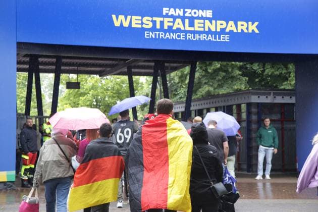 27.06.2024 Dortmund, Viertelfinale EURO24 Public Viewing im Westfalenpark. Deutschland gegen Spanien geht 2 : 1 nach Verlängerung aus. Jubel und Enttäuschung liegen bei den Fans während des Spiels nah beieinander. Die deutsche Mannschaft scheidet aus dem Turnier aus. Regenschirme und Hüte waren auch für dieses Spiel eine gute Ausstattung.