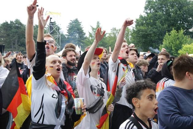 27.06.2024 Dortmund, Viertelfinale EURO24 Public Viewing im Westfalenpark. Deutschland gegen Spanien geht 2 : 1 nach Verlängerung aus. Jubel und Enttäuschung liegen bei den Fans während des Spiels nah beieinander. Die deutsche Mannschaft scheidet aus dem Turnier aus.