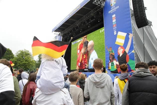 27.06.2024 Dortmund, Viertelfinale EURO24 Public Viewing im Westfalenpark. Deutschland gegen Spanien geht 2 : 1 nach Verlängerung aus. Jubel und Enttäuschung liegen bei den Fans während des Spiels nah beieinander. Die deutsche Mannschaft scheidet aus dem Turnier aus.