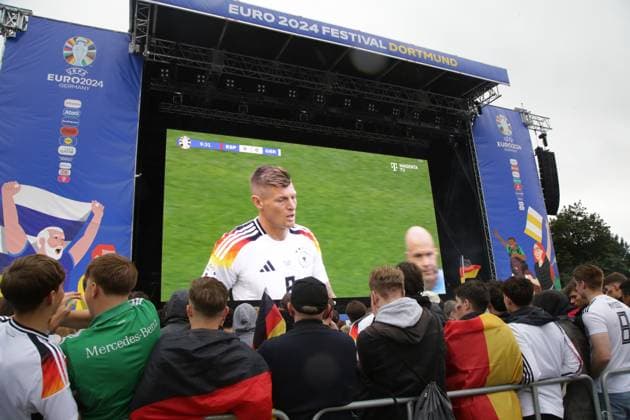 27.06.2024 Dortmund, Viertelfinale EURO24 Public Viewing im Westfalenpark. Deutschland gegen Spanien geht 2 : 1 nach Verlängerung aus. Jubel und Enttäuschung liegen bei den Fans während des Spiels nah beieinander. Die deutsche Mannschaft scheidet aus dem Turnier aus. Toni Kroos absolvierte sein allerletzes Fussballspiel.