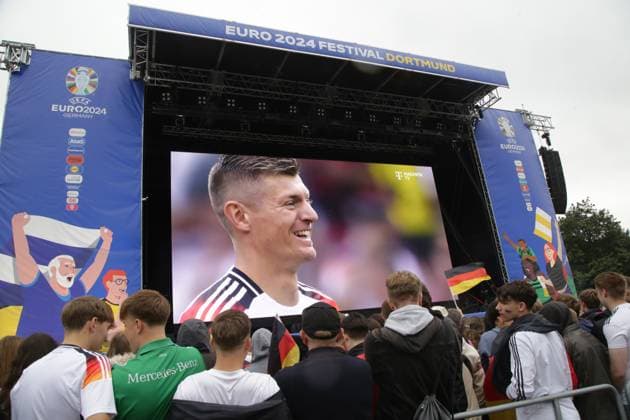 27.06.2024 Dortmund, Viertelfinale EURO24 Public Viewing im Westfalenpark. Deutschland gegen Spanien geht 2 : 1 nach Verlängerung aus. Jubel und Enttäuschung liegen bei den Fans während des Spiels nah beieinander. Die deutsche Mannschaft scheidet aus dem Turnier aus. Toni Kroos absolvierte sein allerletzes Fussballspiel.