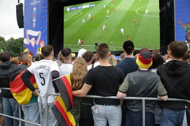 27.06.2024 Dortmund, Viertelfinale EURO24 Public Viewing im Westfalenpark. Deutschland gegen Spanien geht 2 : 1 nach Verlängerung aus. Jubel und Enttäuschung liegen bei den Fans während des Spiels nah beieinander. Die deutsche Mannschaft scheidet aus dem Turnier aus.