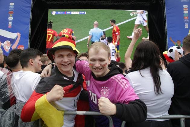 27.06.2024 Dortmund, Viertelfinale EURO24 Public Viewing im Westfalenpark. Deutschland gegen Spanien geht 2 : 1 nach Verlängerung aus. Jubel und Enttäuschung liegen bei den Fans während des Spiels nah beieinander. Die deutsche Mannschaft scheidet aus dem Turnier aus.