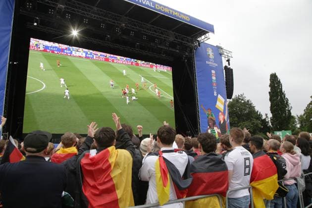 27.06.2024 Dortmund, Viertelfinale EURO24 Public Viewing im Westfalenpark. Deutschland gegen Spanien geht 2 : 1 nach Verlängerung aus. Jubel und Enttäuschung liegen bei den Fans während des Spiels nah beieinander. Die deutsche Mannschaft scheidet aus dem Turnier aus.