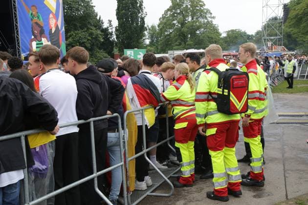 27.06.2024 Dortmund, Viertelfinale EURO24 Public Viewing im Westfalenpark. Deutschland gegen Spanien geht 2 : 1 nach Verlängerung aus. Jubel und Enttäuschung liegen bei den Fans während des Spiels nah beieinander. Die deutsche Mannschaft scheidet aus dem Turnier aus. Manchen Fans ging der Kreislauf etwas weg, der Sanitätsdienst kam schnell zur Hilfe.