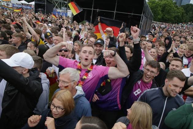 27.06.2024 Dortmund, Viertelfinale EURO24 Public Viewing im Westfalenpark. Deutschland gegen Spanien geht 2 : 1 nach Verlängerung aus. Jubel und Enttäuschung liegen bei den Fans während des Spiels nah beieinander. Die deutsche Mannschaft scheidet aus dem Turnier aus.