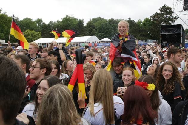 27.06.2024 Dortmund, Viertelfinale EURO24 Public Viewing im Westfalenpark. Deutschland gegen Spanien geht 2 : 1 nach Verlängerung aus. Jubel und Enttäuschung liegen bei den Fans während des Spiels nah beieinander. Die deutsche Mannschaft scheidet aus dem Turnier aus.