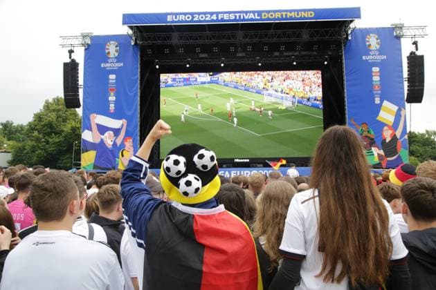 27.06.2024 Dortmund, Viertelfinale EURO24 Public Viewing im Westfalenpark. Deutschland gegen Spanien geht 2 : 1 nach Verlängerung aus. Jubel und Enttäuschung liegen bei den Fans während des Spiels nah beieinander. Die deutsche Mannschaft scheidet aus dem Turnier aus.