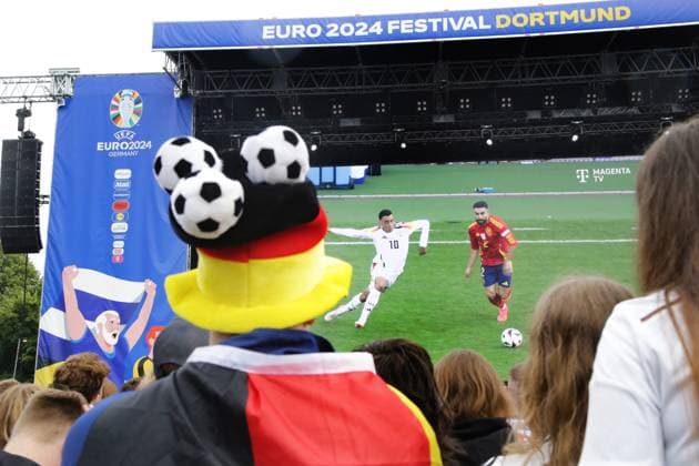 27.06.2024 Dortmund, Viertelfinale EURO24 Public Viewing im Westfalenpark. Deutschland gegen Spanien geht 2 : 1 nach Verlängerung aus. Jubel und Enttäuschung liegen bei den Fans während des Spiels nah beieinander. Die deutsche Mannschaft scheidet aus dem Turnier aus.