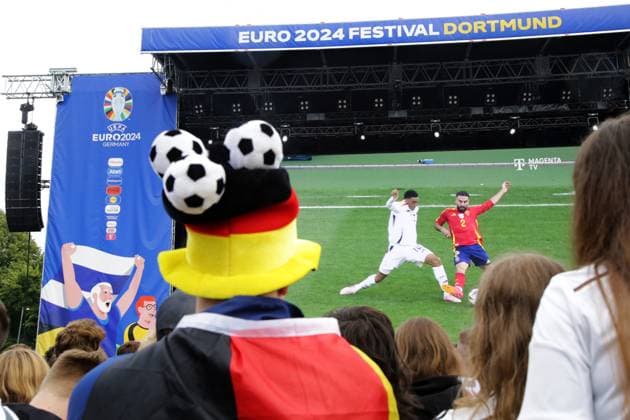 27.06.2024 Dortmund, Viertelfinale EURO24 Public Viewing im Westfalenpark. Deutschland gegen Spanien geht 2 : 1 nach Verlängerung aus. Jubel und Enttäuschung liegen bei den Fans während des Spiels nah beieinander. Die deutsche Mannschaft scheidet aus dem Turnier aus.