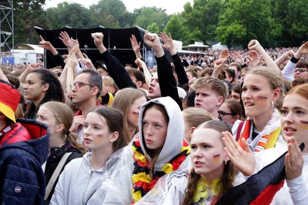 27.06.2024 Dortmund, Viertelfinale EURO24 Public Viewing im Westfalenpark. Deutschland gegen Spanien geht 2 : 1 nach Verlängerung aus. Jubel und Enttäuschung liegen bei den Fans während des Spiels nah beieinander. Die deutsche Mannschaft scheidet aus dem Turnier aus.