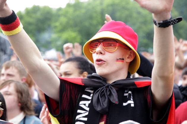 27.06.2024 Dortmund, Viertelfinale EURO24 Public Viewing im Westfalenpark. Deutschland gegen Spanien geht 2 : 1 nach Verlängerung aus. Jubel und Enttäuschung liegen bei den Fans während des Spiels nah beieinander. Die deutsche Mannschaft scheidet aus dem Turnier aus.