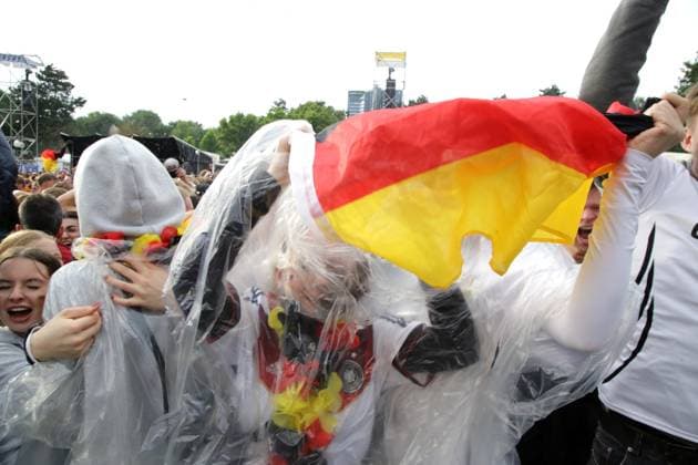 27.06.2024 Dortmund, Viertelfinale EURO24 Public Viewing im Westfalenpark. Deutschland gegen Spanien geht 2 : 1 nach Verlängerung aus. Jubel und Enttäuschung liegen bei den Fans während des Spiels nah beieinander. Die deutsche Mannschaft scheidet aus dem Turnier aus.