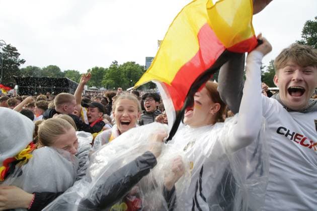 27.06.2024 Dortmund, Viertelfinale EURO24 Public Viewing im Westfalenpark. Deutschland gegen Spanien geht 2 : 1 nach Verlängerung aus. Jubel und Enttäuschung liegen bei den Fans während des Spiels nah beieinander. Die deutsche Mannschaft scheidet aus dem Turnier aus.