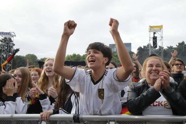 27.06.2024 Dortmund, Viertelfinale EURO24 Public Viewing im Westfalenpark. Deutschland gegen Spanien geht 2 : 1 nach Verlängerung aus. Jubel und Enttäuschung liegen bei den Fans während des Spiels nah beieinander. Die deutsche Mannschaft scheidet aus dem Turnier aus.
