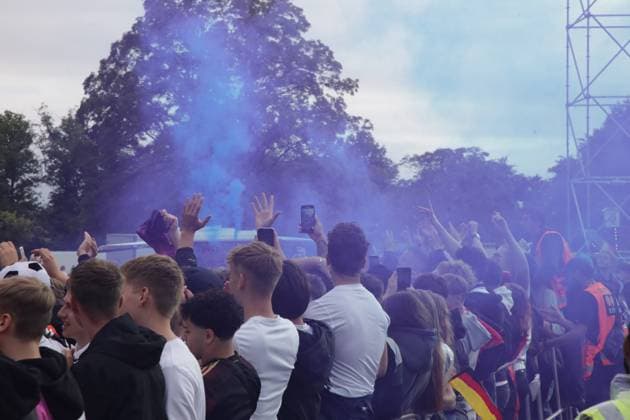 27.06.2024 Dortmund, Viertelfinale EURO24 Public Viewing im Westfalenpark. Deutschland gegen Spanien geht 2 : 1 nach Verlängerung aus. Jubel und Enttäuschung liegen bei den Fans während des Spiels nah beieinander. Die deutsche Mannschaft scheidet aus dem Turnier aus. Einige wenige Pyros wurden entzündet.