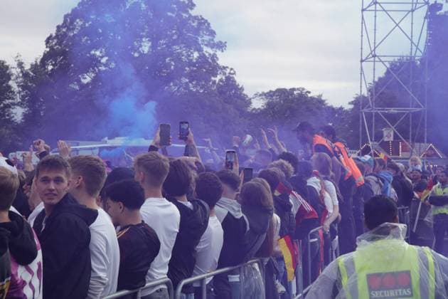 27.06.2024 Dortmund, Viertelfinale EURO24 Public Viewing im Westfalenpark. Deutschland gegen Spanien geht 2 : 1 nach Verlängerung aus. Jubel und Enttäuschung liegen bei den Fans während des Spiels nah beieinander. Die deutsche Mannschaft scheidet aus dem Turnier aus. Einige wenige Pyros wurden entzündet. Der Sicherheitsdienst greift scnell ein.