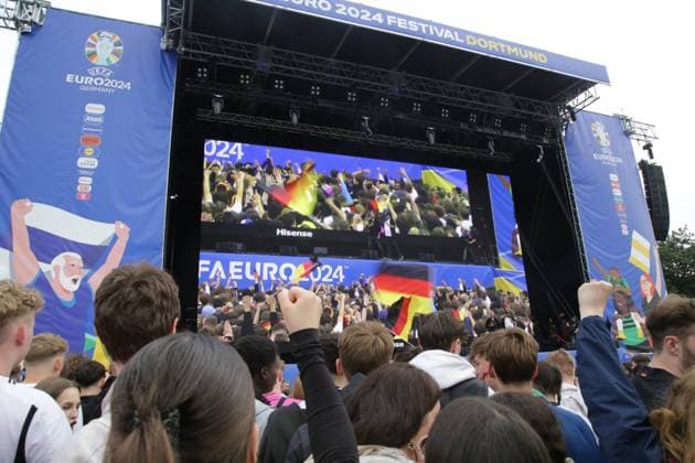 27.06.2024 Dortmund, Viertelfinale EURO24 Public Viewing im Westfalenpark. Deutschland gegen Spanien geht 2 : 1 nach Verlängerung aus. Jubel und Enttäuschung liegen bei den Fans während des Spiels nah beieinander. Die deutsche Mannschaft scheidet aus dem Turnier aus. Halbzeitpause mit Moderation.