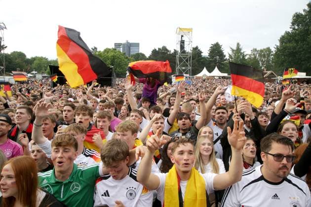 27.06.2024 Dortmund, Viertelfinale EURO24 Public Viewing im Westfalenpark. Deutschland gegen Spanien geht 2 : 1 nach Verlängerung aus. Jubel und Enttäuschung liegen bei den Fans während des Spiels nah beieinander. Die deutsche Mannschaft scheidet aus dem Turnier aus.