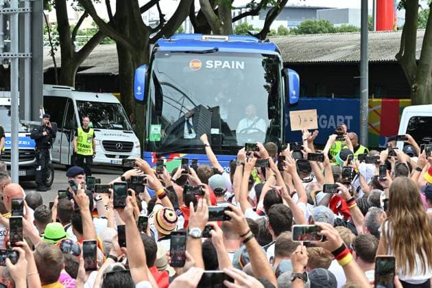 05.07.2024, xjrdrx, Fussball EM 2024 1 4 Finale, Deutschland - Spanien emspor, v.l. Ankunft der Spanier Mannschaftsbus (DFL DFB REGULATIONS PROHIBIT ANY USE OF PHOTOGRAPHS as IMAGE SEQUENCES and or QUASI-VIDEO) Stuttgart