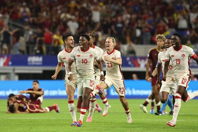 Sport Themen der Woche KW27 Sport Bilder des Tages Canada s soccer players celebrate after defeating Venezuela by penalty kick during the Copa AmÃ rica USA 2024 quarterfinal match at AT&T Stadium in Arlington, TX, on July 5, 2024. Canada qualified to face Argentina in semifinals in New Jersey on July 9. ARLINGTON UNITED STATES *** Canada s soccer players celebrate after defeating Venezuela by penalty kick during the Copa AmÃ rica USA 2024 quarterfinal match at AT T Stadium in Arlington, TX, on July 5, 2024 Canada qualified to face Argentina in semifinals in New Jersey on July 9 ARLINGTON UNITED STATES Copyright: xALEJANDROxPAGNIx