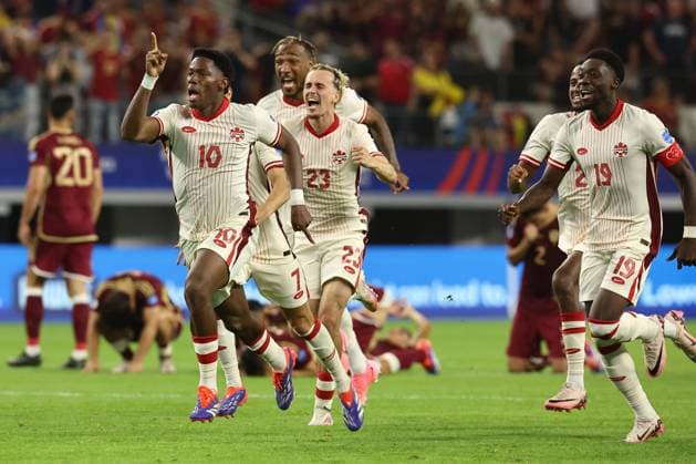 Canada s soccer players celebrate after defeating Venezuela by penalty kick during the Copa AmÃ rica USA 2024 quarterfinal match at AT&T Stadium in Arlington, TX, on July 5, 2024. Canada qualified to face Argentina in semifinals in New Jersey on July 9. ARLINGTON UNITED STATES Copyright: xALEJANDROxPAGNIx