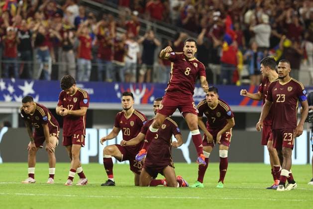 Venezuela™s soccer players react during the penalty definition during the Copa AmÃ rica USA 2024 quarterfinal match at AT&T Stadium in Arlington, TX, on July 5, 2024. Canada won and qualified to face Argentina in semifinals in New Jersey on July 9. ARLINGTON UNITED STATES Copyright: xALEJANDROxPAGNIx
