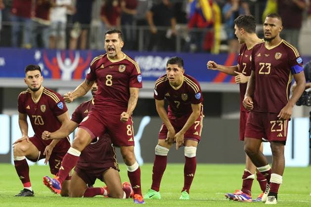 Venezuela™s soccer players react during the penalty definition during the Copa AmÃ rica USA 2024 quarterfinal match at AT&T Stadium in Arlington, TX, on July 5, 2024. Canada won and qualified to face Argentina in semifinals in New Jersey on July 9. ARLINGTON UNITED STATES Copyright: xALEJANDROxPAGNIx
