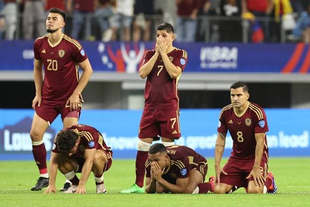 Sport Bilder des Tages Venezuela™s soccer players react during the penalty definition during the Copa AmÃ rica USA 2024 quarterfinal match at AT&T Stadium in Arlington, TX, on July 5, 2024. Canada won and qualified to face Argentina in semifinals in New Jersey on July 9. ARLINGTON UNITED STATES Copyright: xALEJANDROxPAGNIx