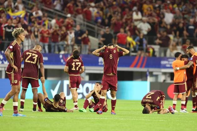 Venezuela™s soccer players react after losing by penalty definition against Canada during the Copa AmÃ rica USA 2024 quarterfinal match at AT&T Stadium in Arlington, TX, on July 5, 2024. Canada won and qualified to face Argentina in semifinals in New Jersey on July 9. ARLINGTON UNITED STATES Copyright: xALEJANDROxPAGNIx