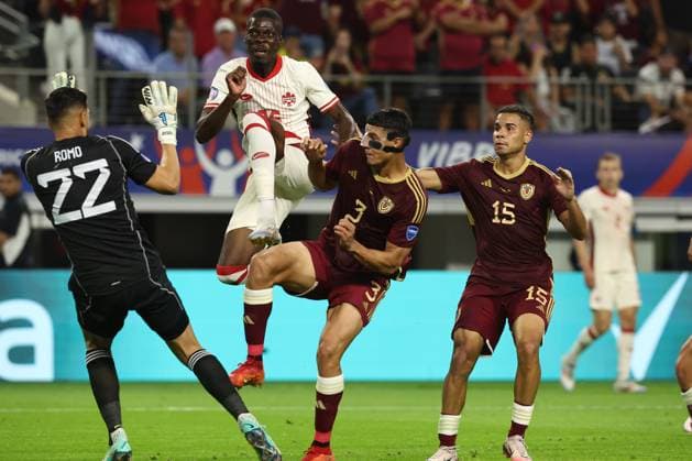 Canada™s forward Liam Millar (2nd-L) vies for the ball with Venezuela s defenders Yordan Osorio (2nd.RI) and Miguel Navarro (R) during the Copa America USA 2024 quarterfinal match between Venezuela and Canada, at AT&T stadium in Arlington, TX, on July 5, 2024. ARLINGTON UNITED STATES Copyright: xALEJANDROxPAGNIx