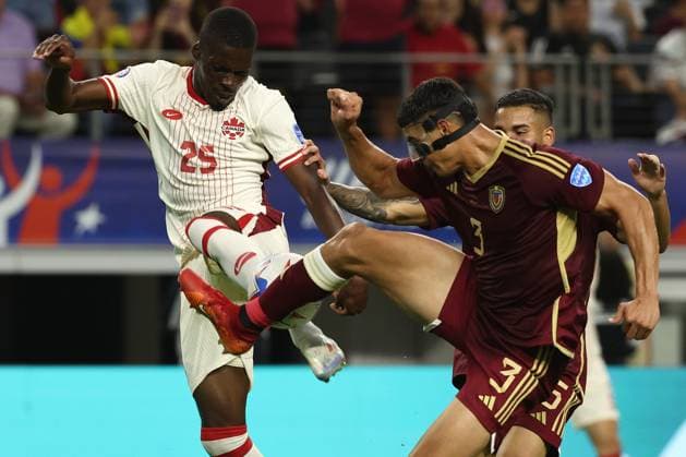 Canada™s forward Liam Millar (L) vies for the ball with Venezuela s defenders Yordan Osorio (R) during the Copa America USA 2024 quarterfinal match between Venezuela and Canada, at AT&T stadium in Arlington, TX, on July 5, 2024. ARLINGTON UNITED STATES Copyright: xALEJANDROxPAGNIx