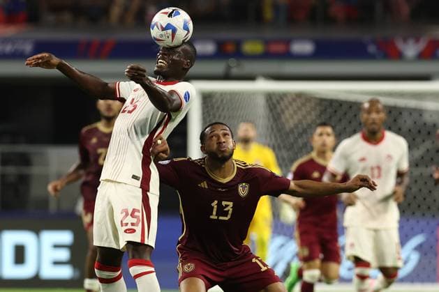 Canada™s forward Tani Oluwase (L) heads the ball next Venezuela s midfielder Jose Andres Martinez during the Copa America USA 2024 quarterfinal match between Venezuela and Canada, at AT&T stadium in Arlington, TX, on July 5, 2024. ARLINGTON UNITED STATES Copyright: xALEJANDROxPAGNIx